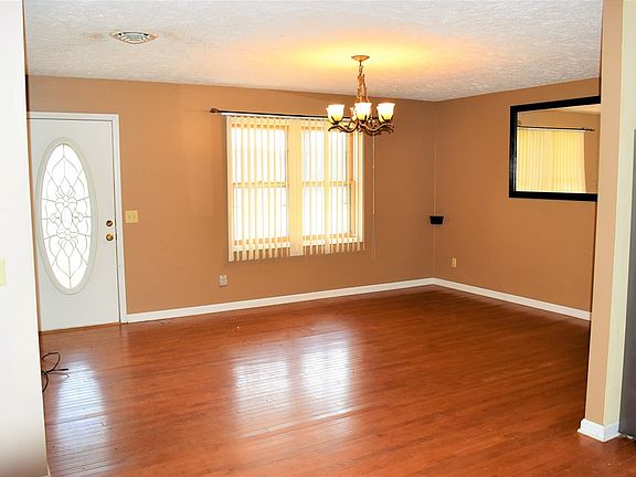 5th image of 170 Courtland Cir