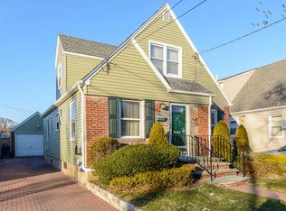 611 Terrace Blvd, New Hyde Park, NY 11040