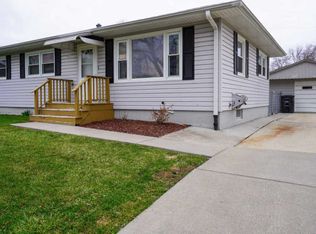 7904 8th St W, Rock Island, IL