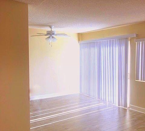 4th image of 17938 Burbank Blvd #2009