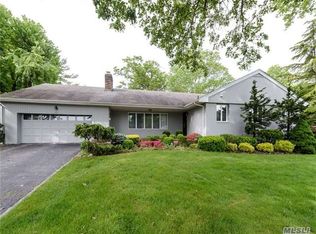 32 Pool Dr, Roslyn, NY 11576