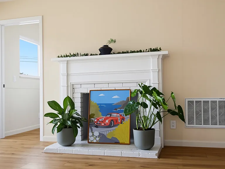 Living room with fireplace (Pic 2)