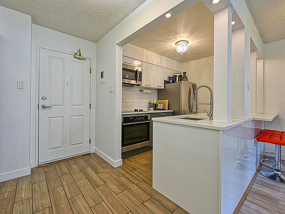 5th image of 2004 Fullerton Ave #506