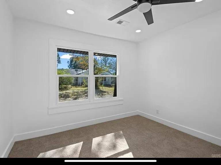2501 S Maple St — Photo 4