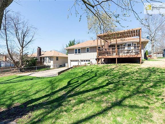 Great backyard with the perfect place for a basketball hoop and outdoor entertainment.