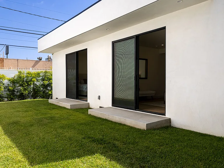 2370 Kelton Ave — Photo 37