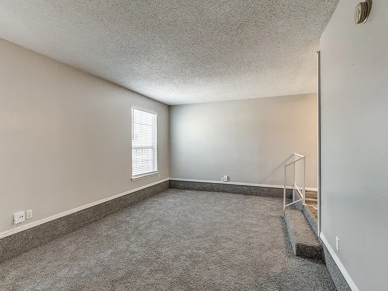 Fairfax Apartments — Photo 17