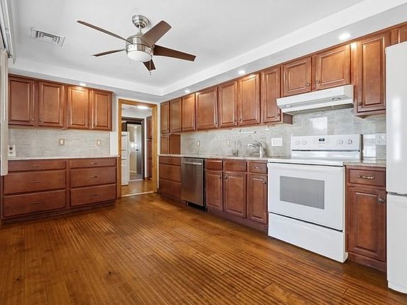 3rd image of 8 Oran Cir