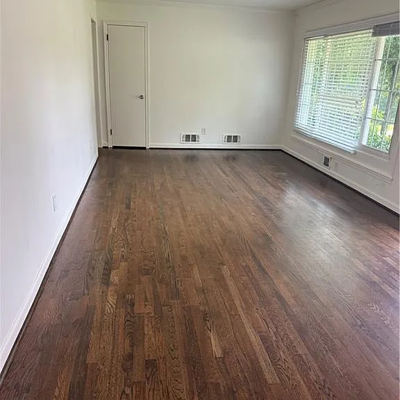 2404 Elmwood Cir SE — Photo 3