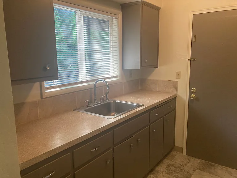 BURN01 - Northview Apartments — Photo 4