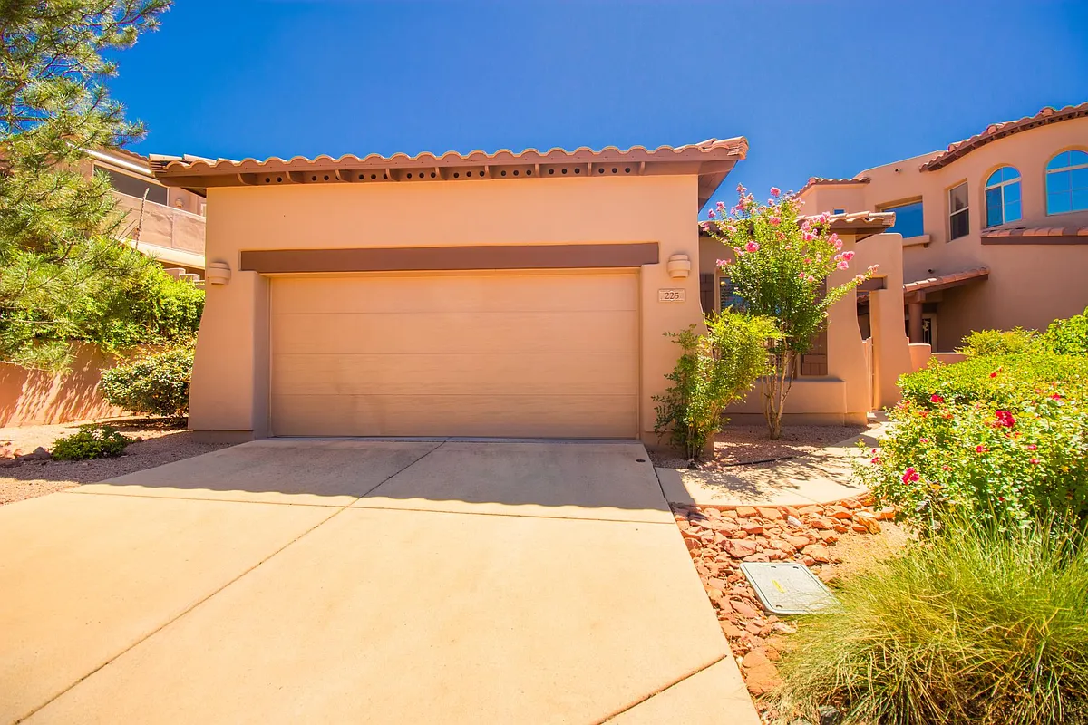 Building Photo - 225 Colinas