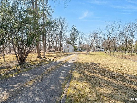 5th image of 510 W Saddle River Rd