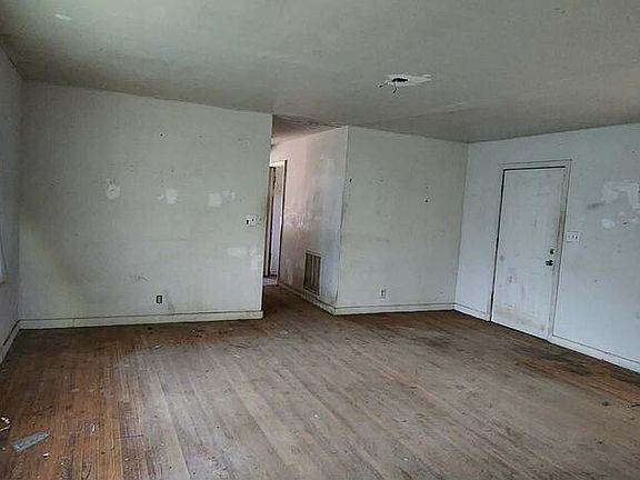 4th image of 807 Underwood St