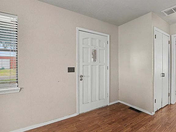 4th image of 1719 E Orme Ln