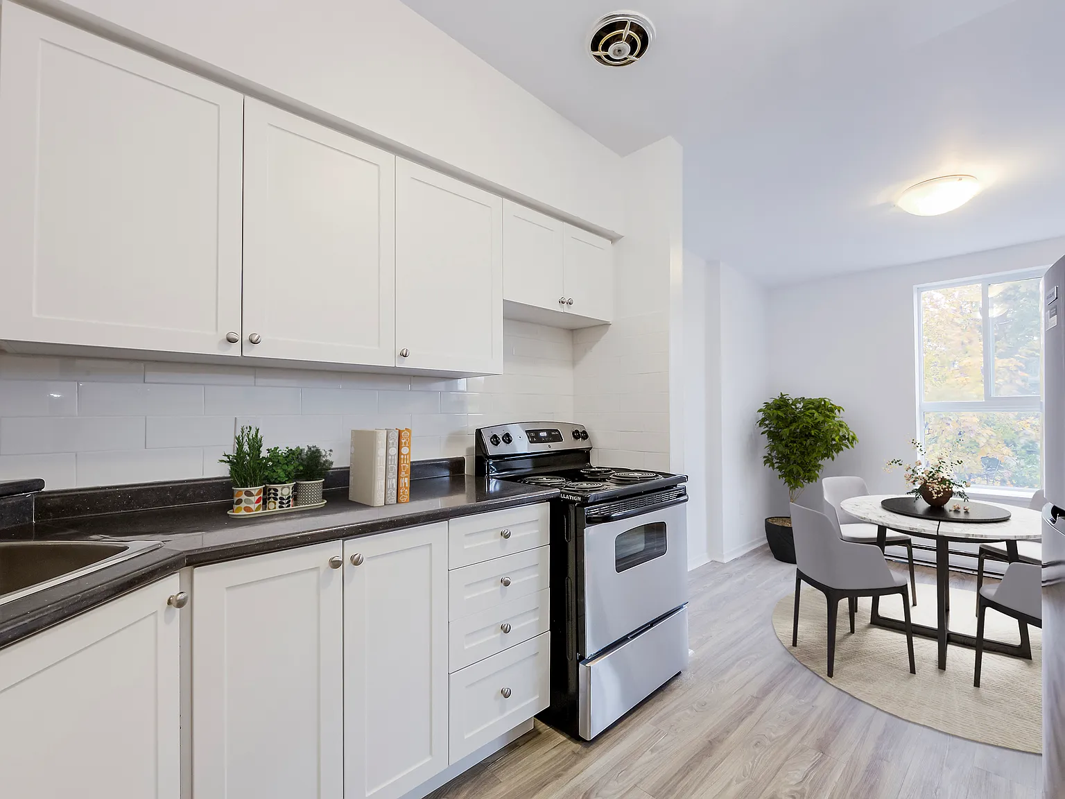 Dundas Court Apartments — Photo 1