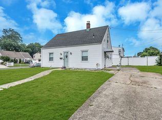 1 Beaver Ln, Levittown, NY 11756