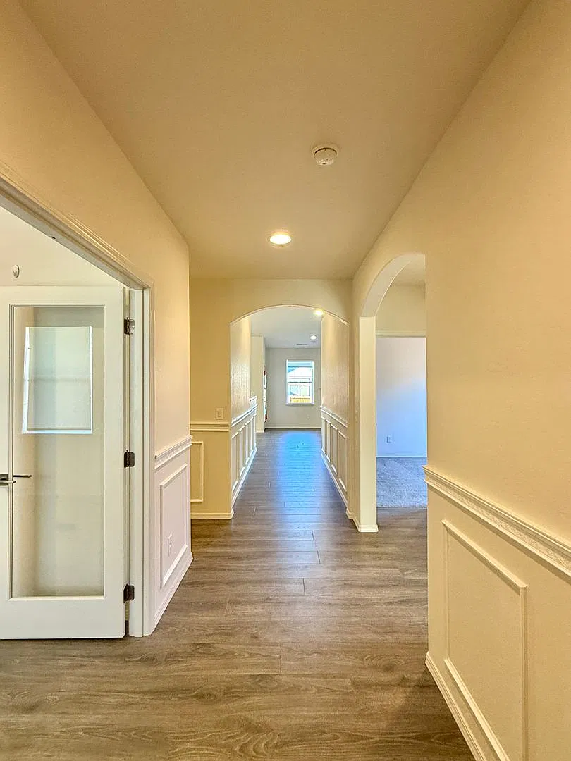 Modern 4 Bedroom, 2 Bathroom Home in East Medford — Photo 2