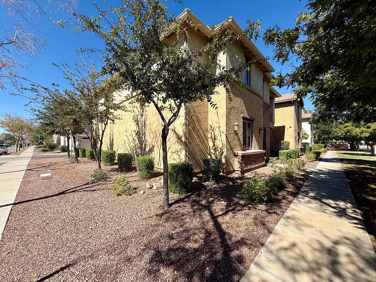 4 bed, 3.0 bath, 2323 sqft, $2,800 — Photo 2
