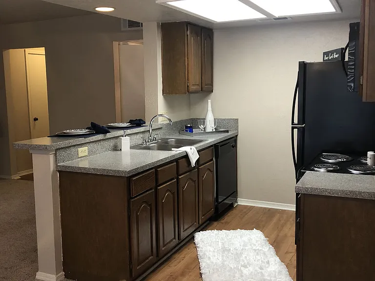 Country Club Condos — Photo 8