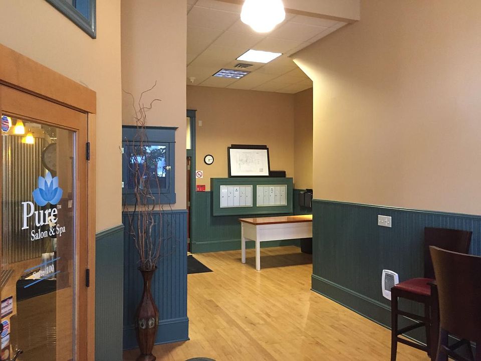 building lobby/mail room