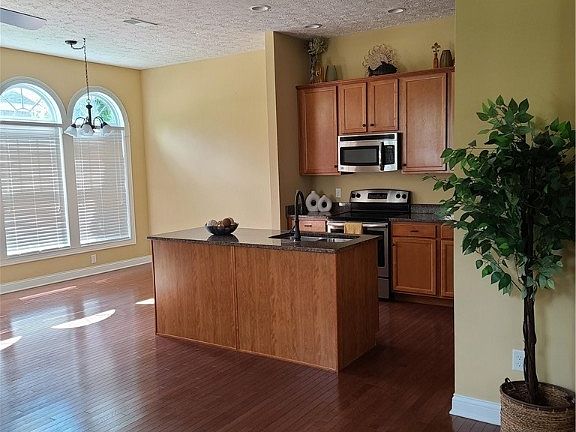 4th image of 244 Pointe Oakwood Way