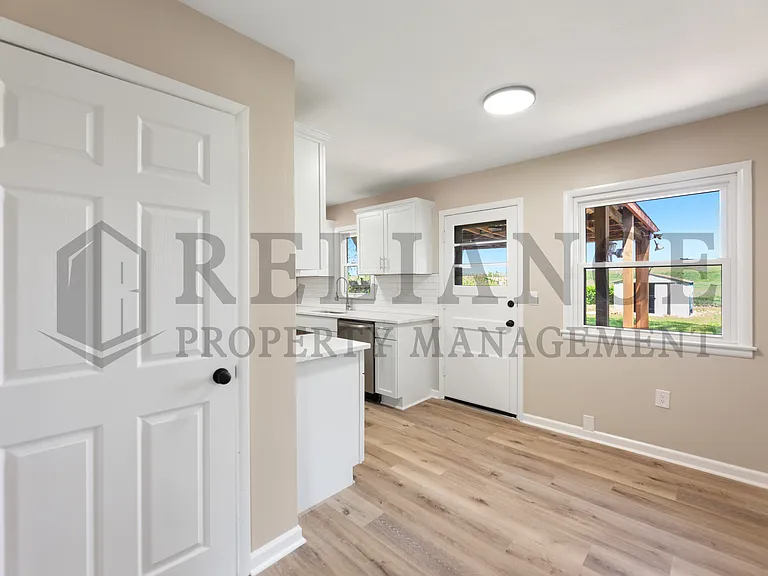 416 Alexander Dr — Photo 8