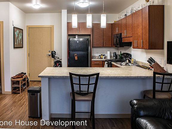 3rd image of 1003 E Mifflin St APT 422