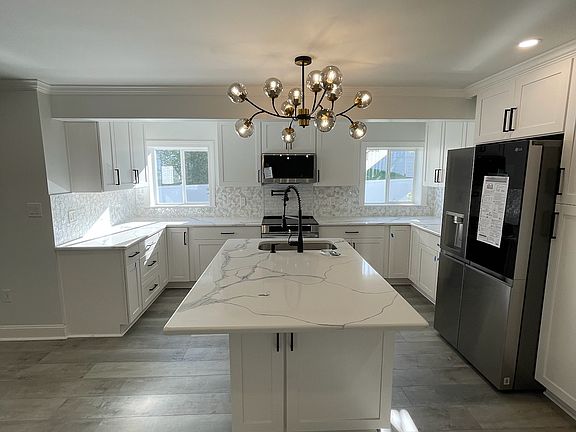 3rd image of 8 Saint Charles Ct