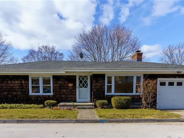 15 Summit Ave, Tiverton, RI 02878