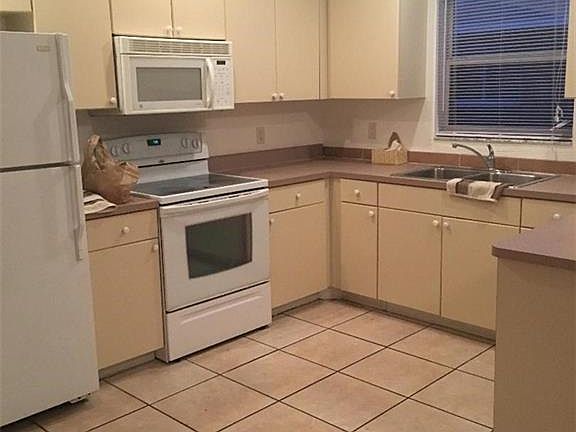 3rd image of 2920 Santa Barbara Blvd