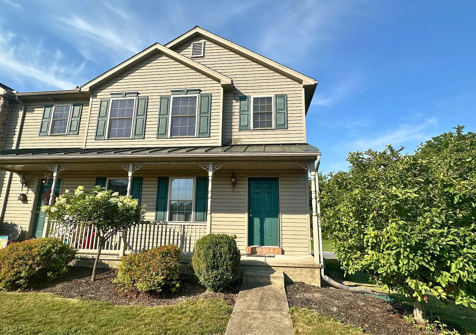 3 bed, 1.5 bath, 1440 sqft, $1,735 — Photo 1