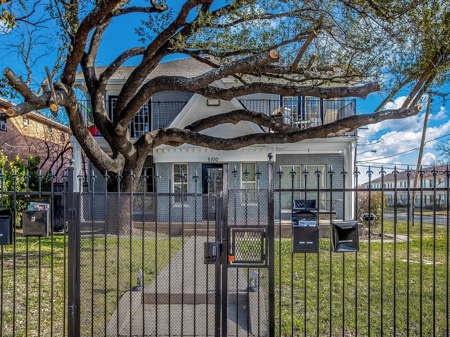 2 bed, 860 sqft, $1,350 — Photo 1