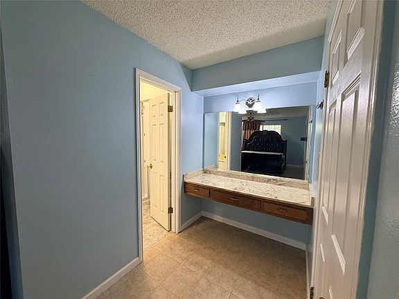 4th image of 2800 Robin Rd