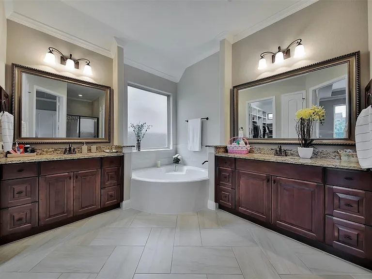 2718 Carriage Hollow Ln — Photo 10