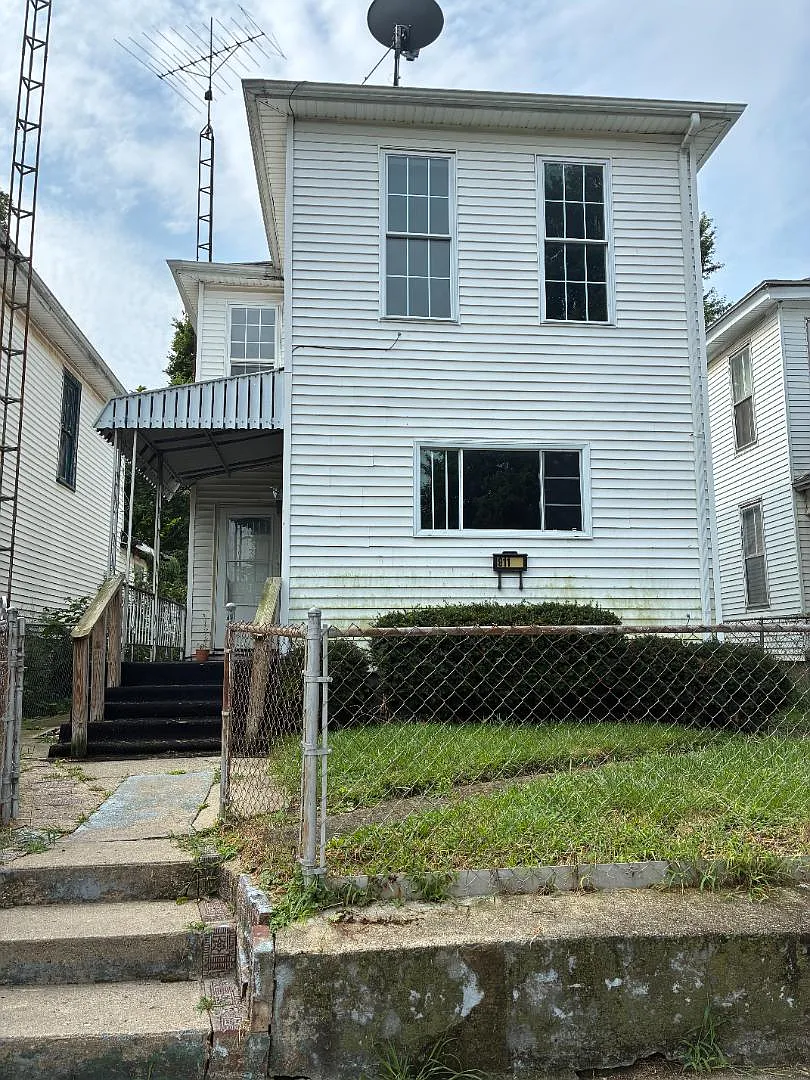 811 N I St — Photo 1