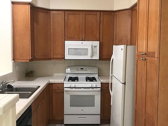 3rd image of 884 Towne Dr