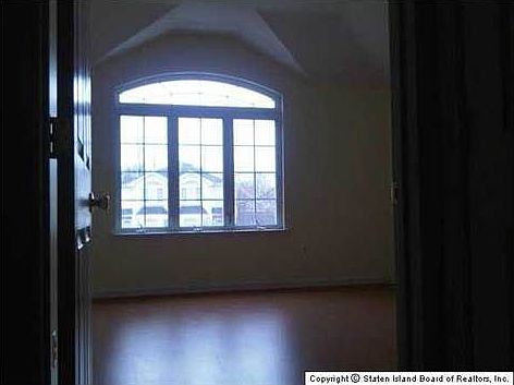 4th image of 458 Mosely Ave