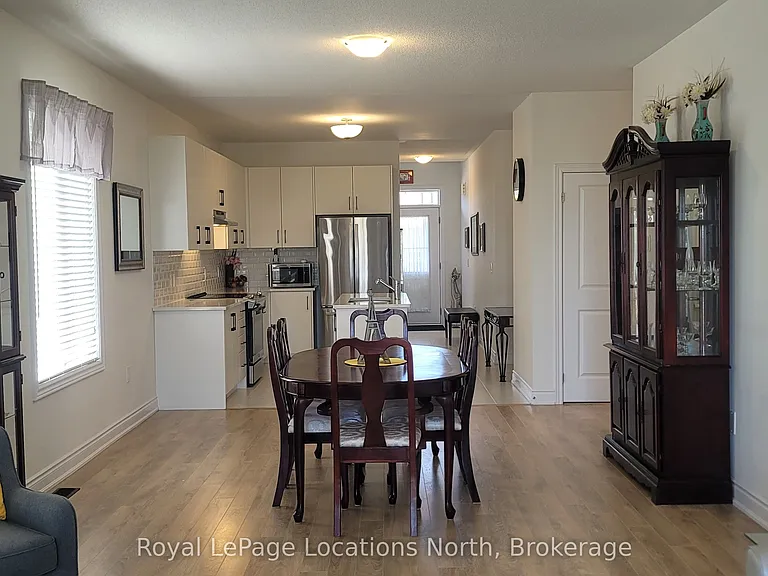81 Season Cres — Photo 2