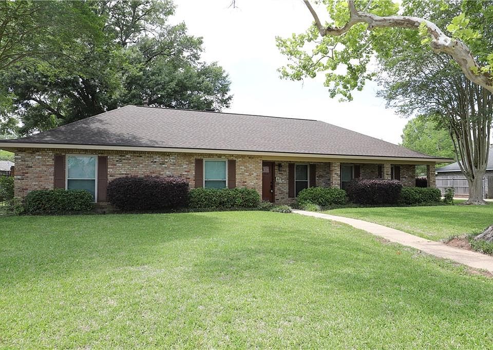 1st image of 302 Sweetbriar Dr