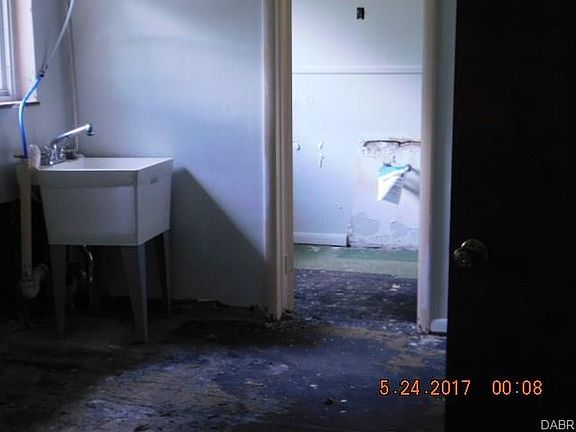 5th image of 302 Camborne Dr