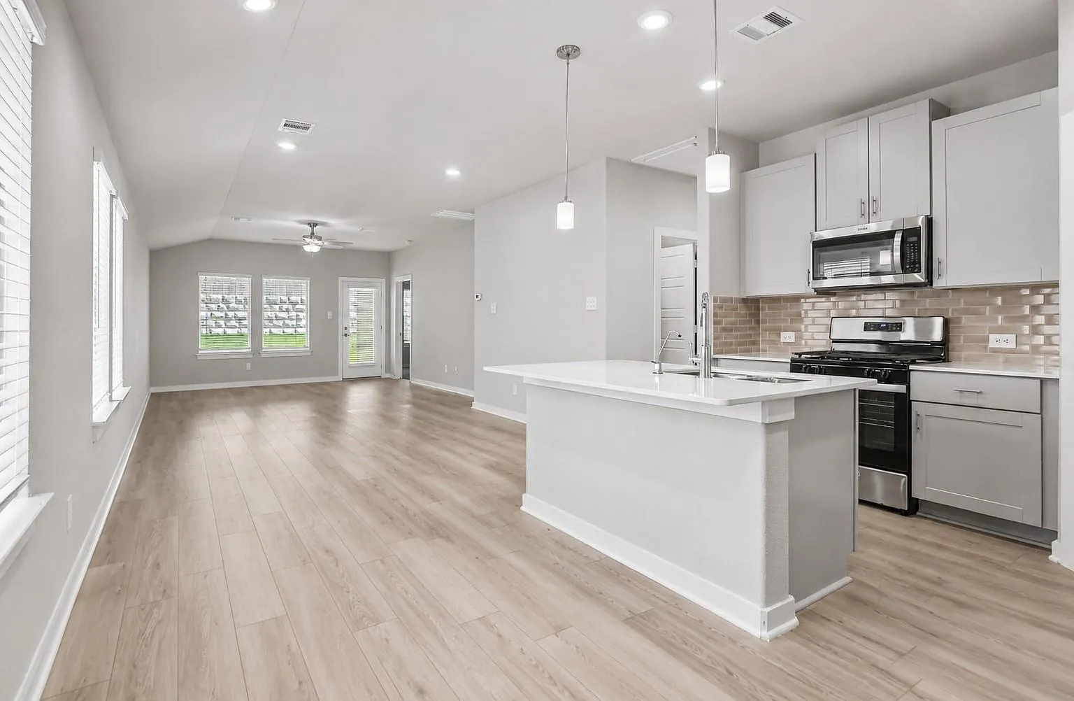 3 bed, 2.0 bath, 1449 sqft, $2,000 — Photo 3