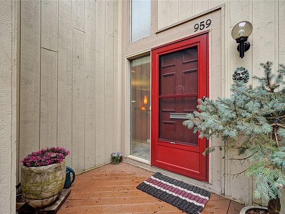 3rd image of 959 East Ave