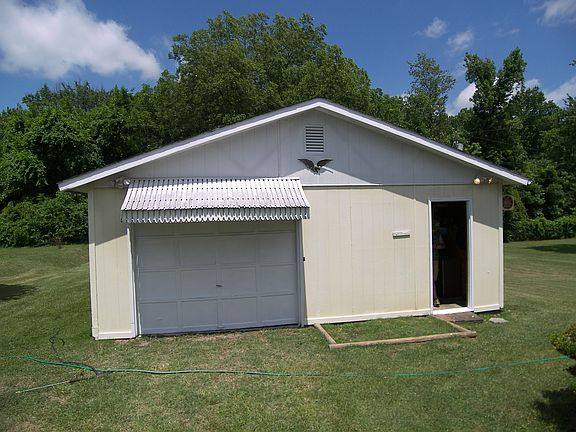 detached garage / shop