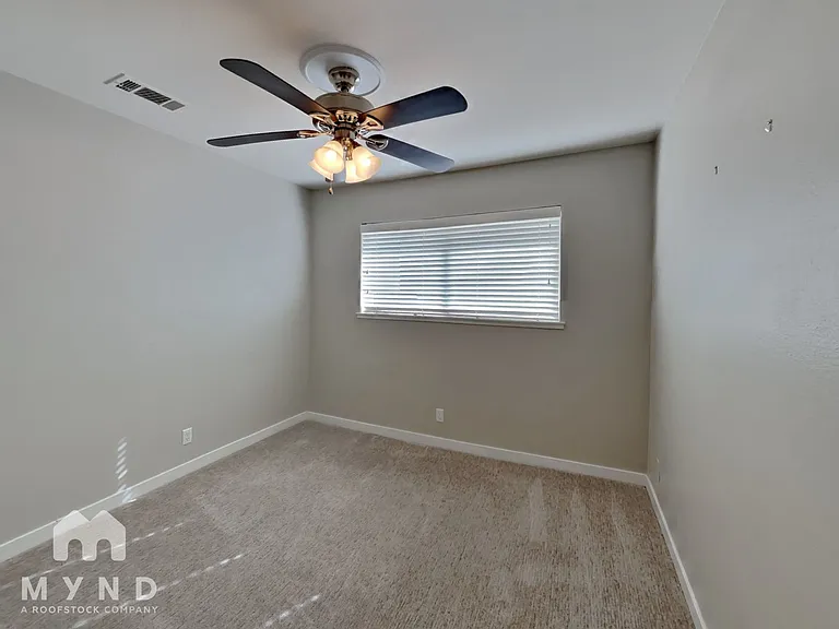 1013 James Lovell St — Photo 12