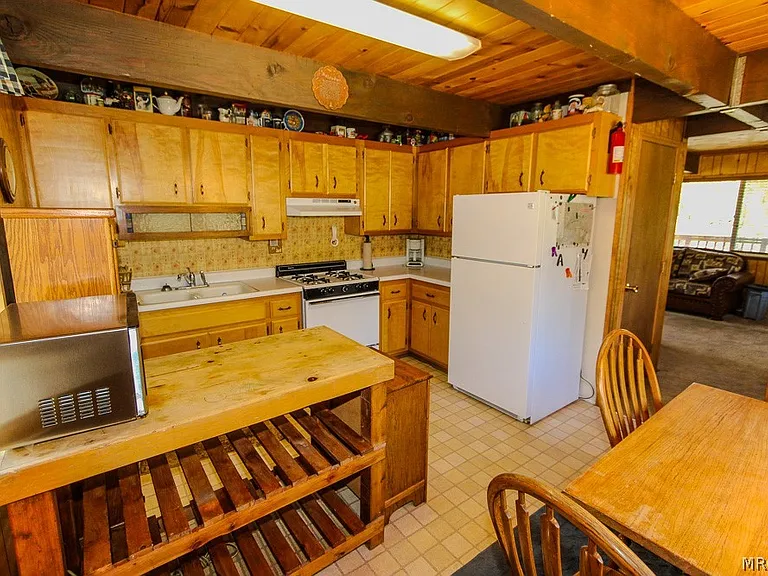 136 Mann Dr — Photo 3