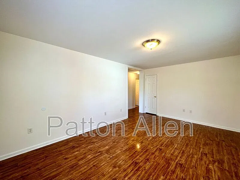 3 bed, 2.0 bath, 1056 sqft, $2,350 — Photo 4