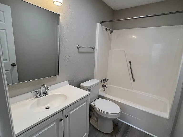 415 W 10th St — Photo 17