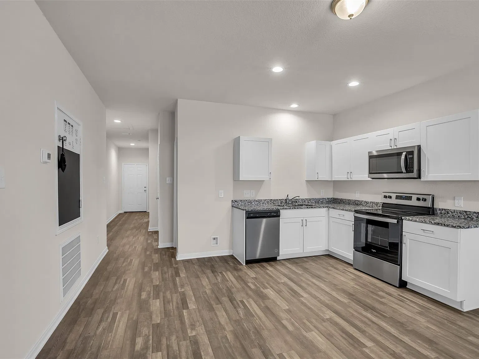 4 bed, 2.0 bath, 1220 sqft, $2,000 — Photo 4