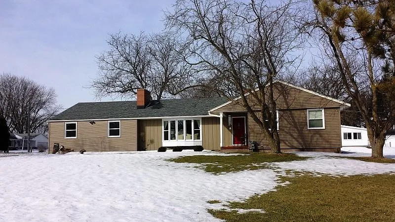 327 White St photo 1