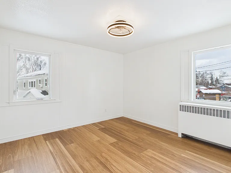 925 Gilmore St #B — Photo 8
